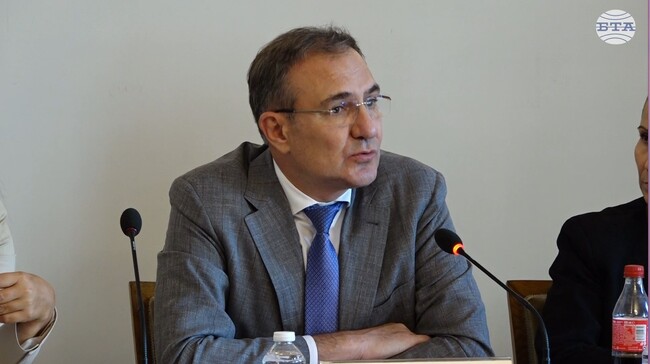 За 2026 г. се очертава минималната работна заплата да бъде 1213 лв., но трябва окончателно решение за това, каза министър Борислав Гуцанов