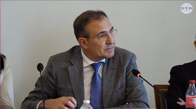 Близо 800 хиляди граждани с решения на ТЕЛК ползват социални плащания, трябва да се направи анализ, каза министър Борислав Гуцанов