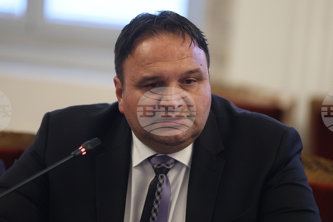 Имаме забележка, свързана с ограничаване на правомощията на кметовете за трите неучебни дни, каза депутатът Николай Златарски 