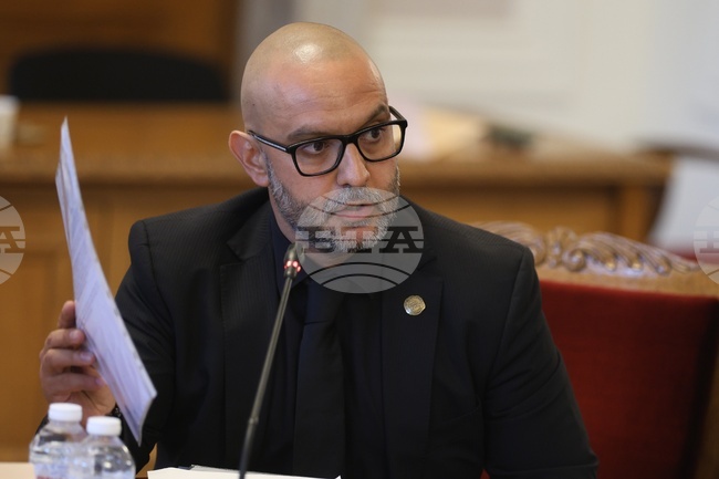 Не ми харесва възможността, с която ще се наложи предметът "Добродетели и религии", каза народният представител Цветан Предов