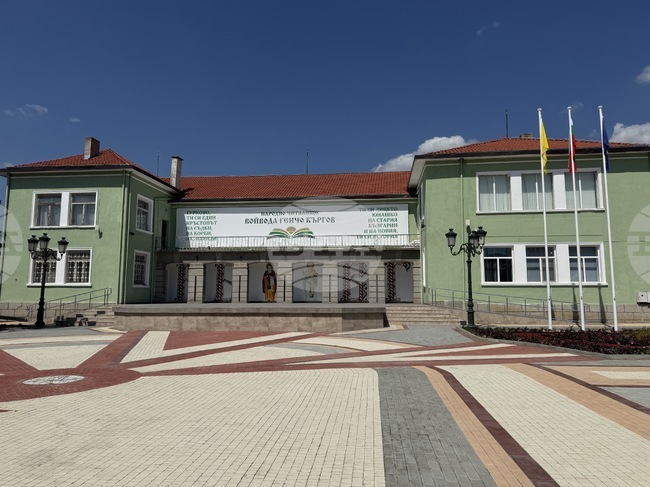 С откриване на обновения площад „Генчо Къргов“ започва празничната програма по повод 51 години от обявяването на Гурково за град