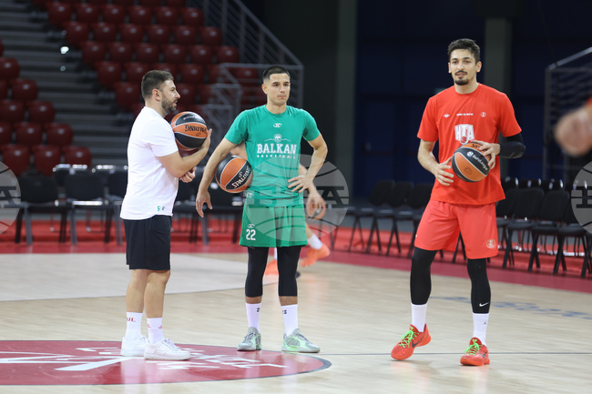 Балкан ще играе срещу Апоел Тел Авив във финала на баскетболния турнир в Ботевград