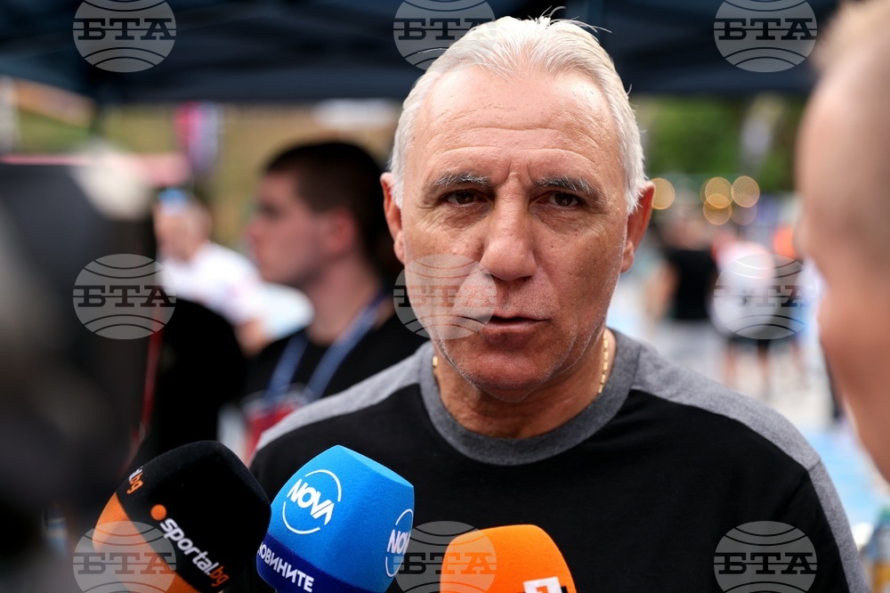 "Изживявал съм страхотни моменти на националния стадион! Нека 40 хиляди утре да подкрепят България", призова легендата Христо Стоичков