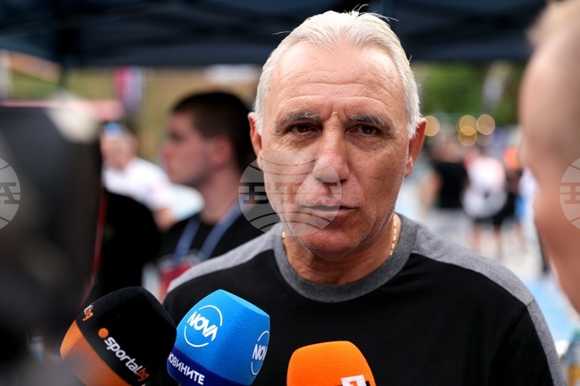 "Изживявал съм страхотни моменти на националния стадион! Нека 40 хиляди утре да подкрепят България", призова легендата Христо Стоичков