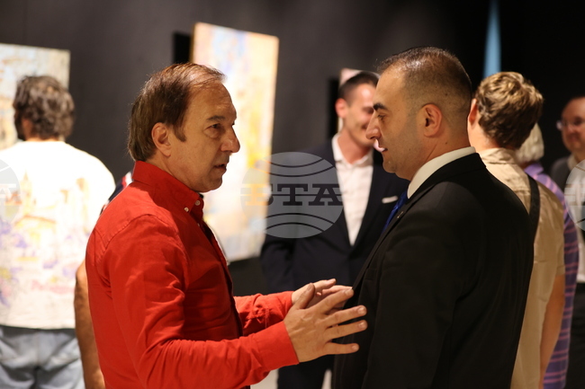  Типичното за моите картини е, че в тях има доста скрити послания, каза пред БТА художникът Илиян Колев