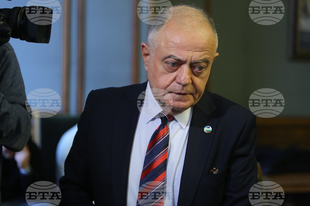 Парламентарната група на „Демократична България“ заяви с декларация, че започва консултации за приемане на решение на НС за оказване на военнотехническа помощ на Украйна