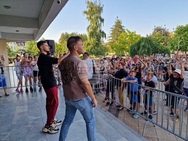 Деца и тийнейджъри от Разград се срещнаха с двама от най-популярните инфлуенсъри 