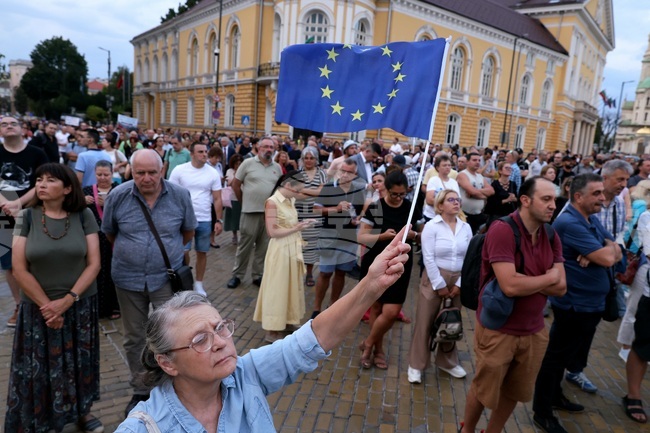 Citizens Protest in Central Sofia, Call for Resignation of Acting Prosecutor General, MRF – New Beginning Leader