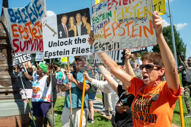 Предполагаемо писмо на Тръмп до Епстийн беше направено обществено достояние от конгресмени демократи, а Белият дом отрече то да е писано от Тръмп