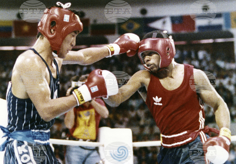 Боксьорът Рой Джоунс-младши получи златния медал от Олимпийските игри през 1988 година, който му бе отнет по спорен начин