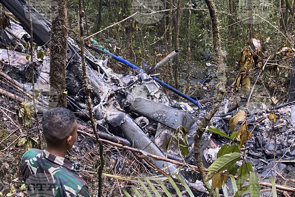 Осем души загинаха при катастрофа на хеликоптер в Индонезия