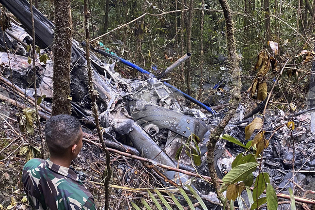 Осем души загинаха при катастрофа на хеликоптер в Индонезия