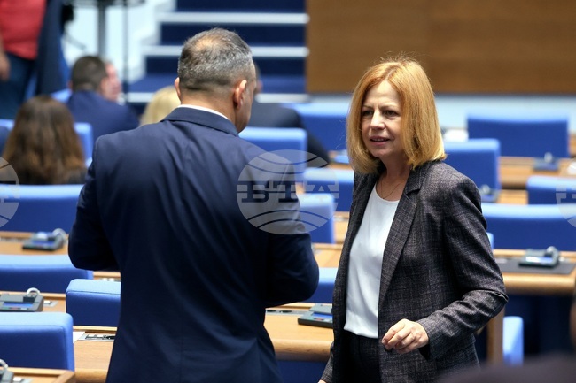 Парламентът удължи заседанието си 