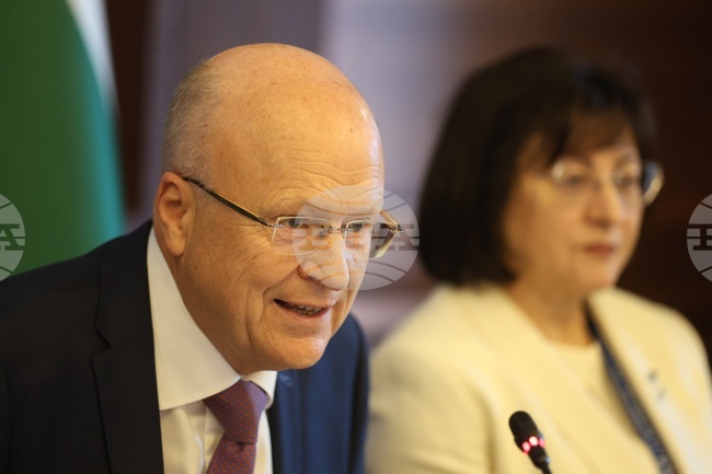 Досега 24 от 27-те конституционни съдилища или аналозите им са сезирали Съда на ЕС, каза председателят на съда Кун Ленартс