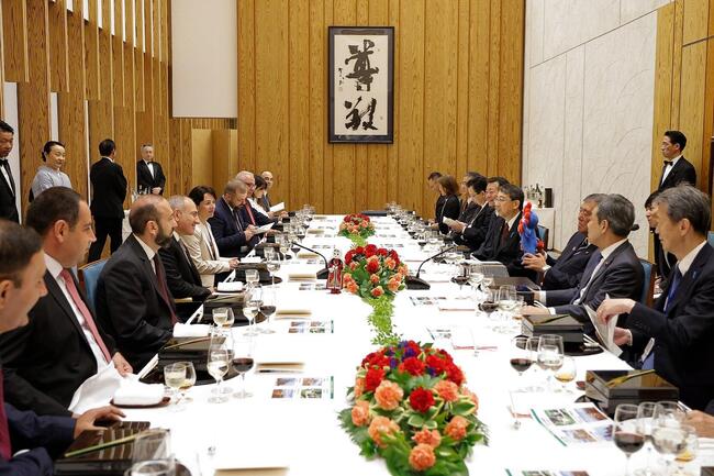 АРМЕНПРЕС: Арменският премиер се срещна в Токио с японския си колега 