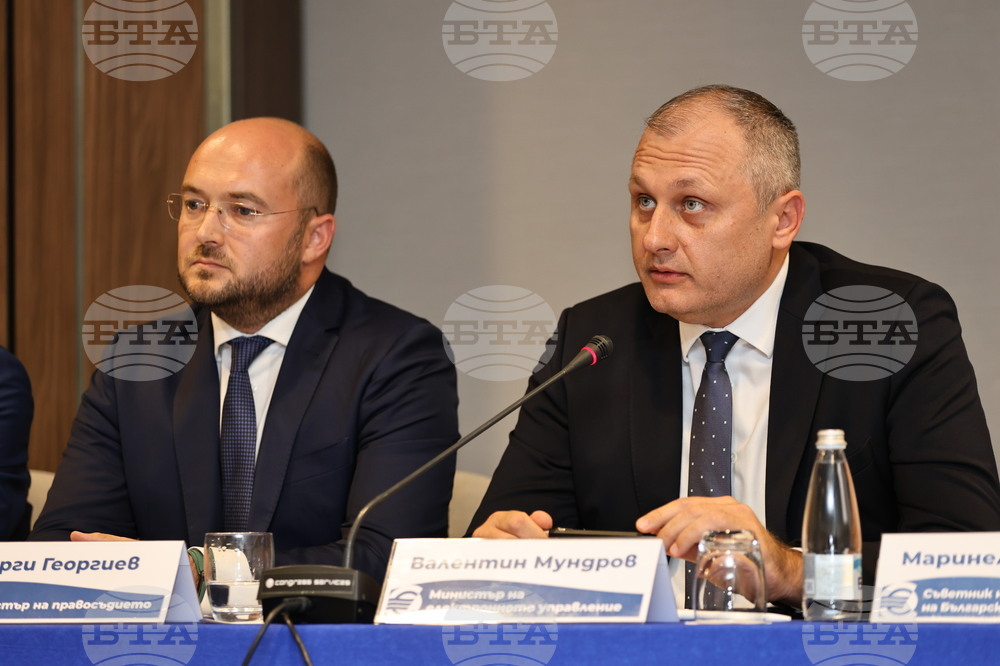 Министър Валентин Мундров каза в Пловдив, че е поставена стабилна основа за качествено изпълнение на изискванията в Закона за въвеждане на еврото 