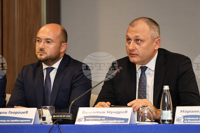 Министър Валентин Мундров каза в Пловдив, че е поставена стабилна основа за качествено изпълнение на изискванията в Закона за въвеждане на еврото 