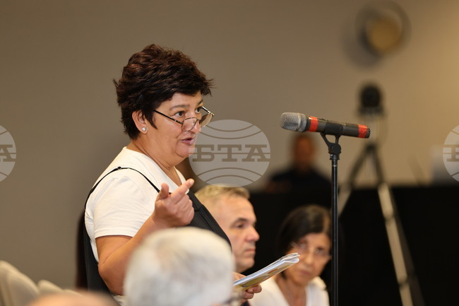 Как ще се извършва закръгляването на заплати при превалутиране в евро беше сред въпросите на граждани на информационна среща в Пловдив