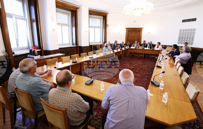 Комисията по културата и медиите в Народното събрание обсъди социалното положение на творците, работили в областта на българското киноизкуство