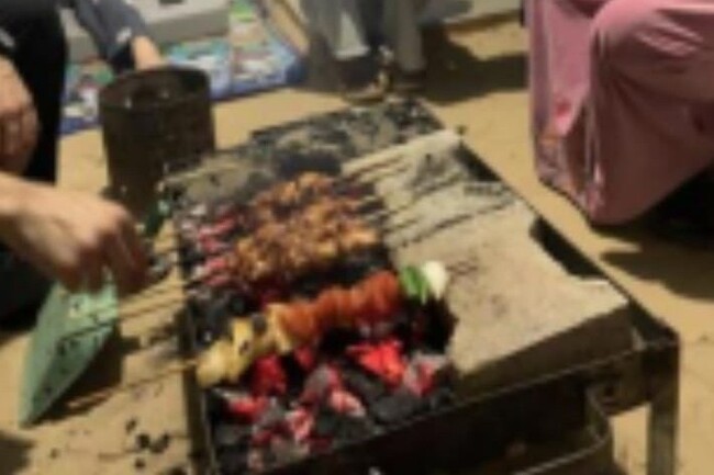 ТПС: Израел публикува снимки на командир на "Хамас" по време на традиционна вечеря ифтар, малко преди да извърши смъртоносен ракетен удар