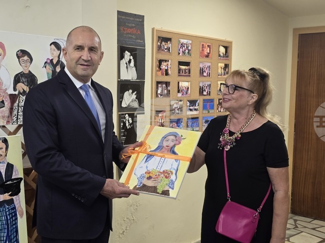 Президентът Румен Радев пристигна в Гулянци за празника на града