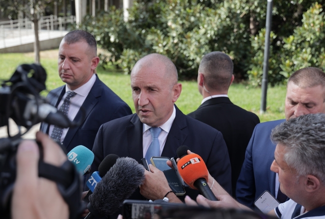 Румен Радев: Проблемът с безводието е много сериозен, но той няма да се реши с прехвърляне на отговорността на местната власт