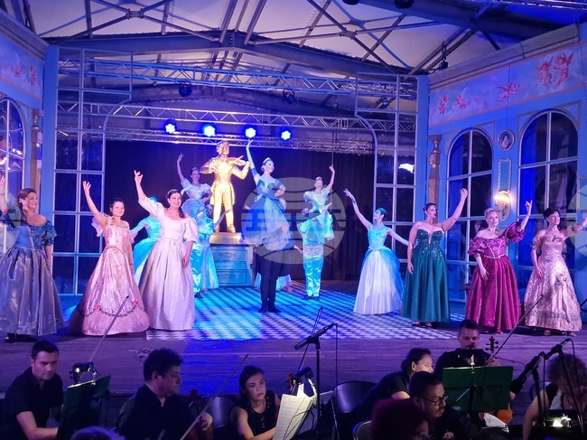 С концерт-спектакъла „Кралят на валса“ приключи съпътстващата програма на Летния оперен сезон „Сцена на вековете“ във Велико Търново