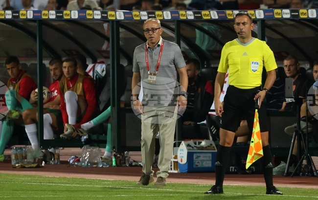 "Всеки от нашите футболисти влезе концентриран и нямам забележки към себераздаването", каза Илиан Илиев след поражението от Испания