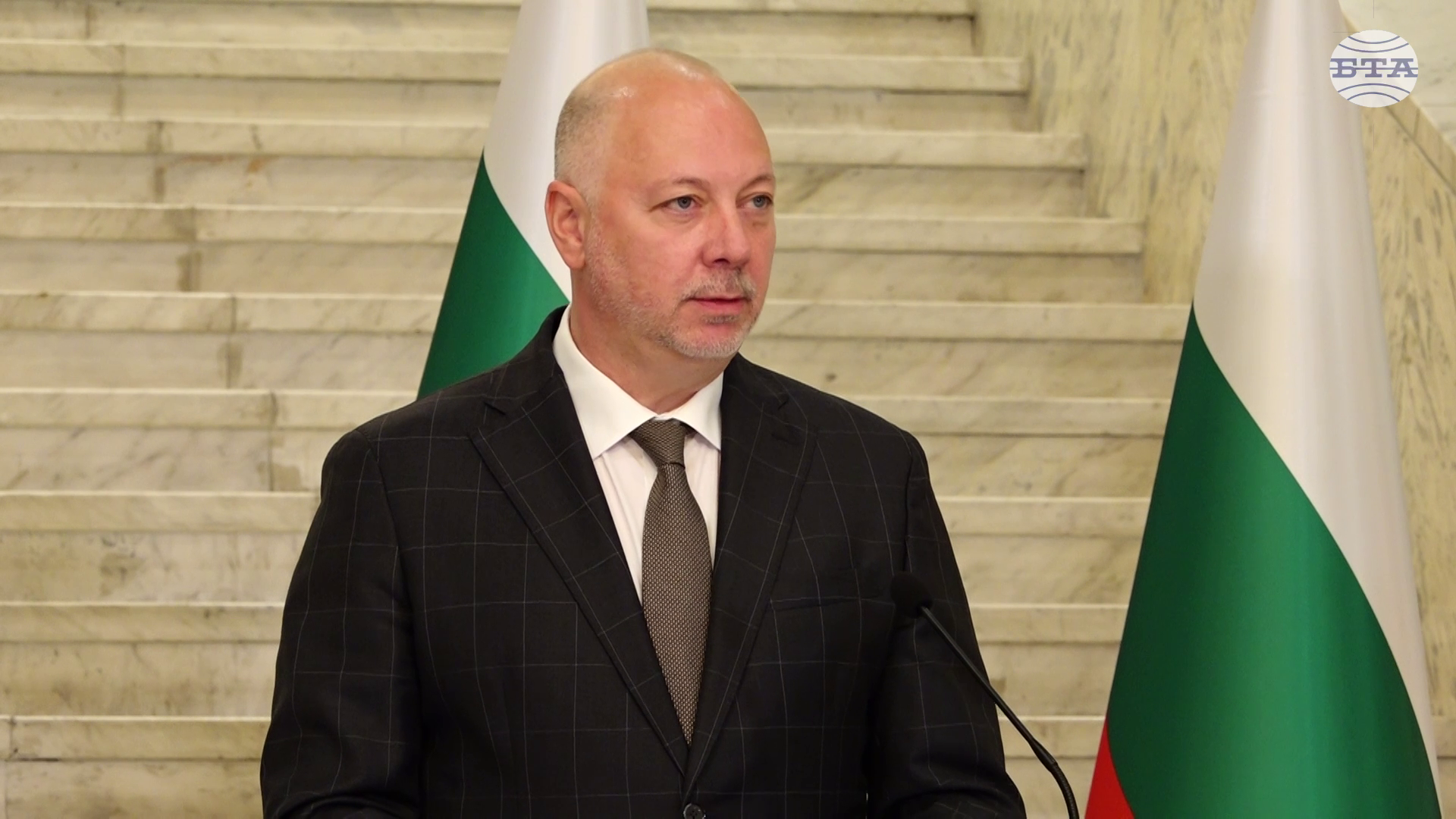 Решението на българския парламент е да не изпращаме войски в Украйна, каза Росен Желязков пред Антонио Коща