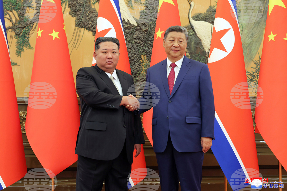 Си Цзинпин заяви, че е готов да засили стратегическата комуникация и да сътрудничи тясно със Северна Корея, а Ким Чен-ун присъства на тест на ракетен двигател