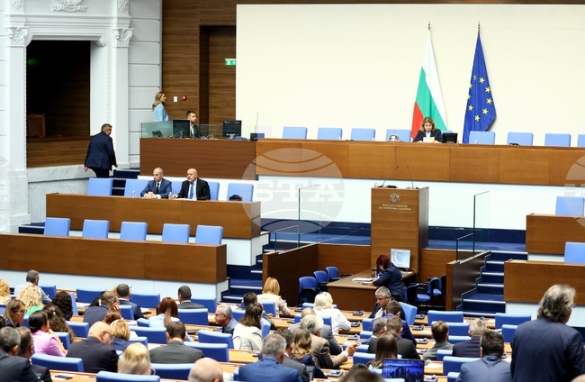 Вицепремиерите Томислав Дончев и Гроздан Караджов отговарят на въпроси на депутати в днешния блицконтрол в парламента