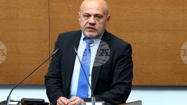 Трябва да се води целенасочена политика за връщане на българите в страната и такава се води, каза вицепремиерът Томислав Дончев в парламента 