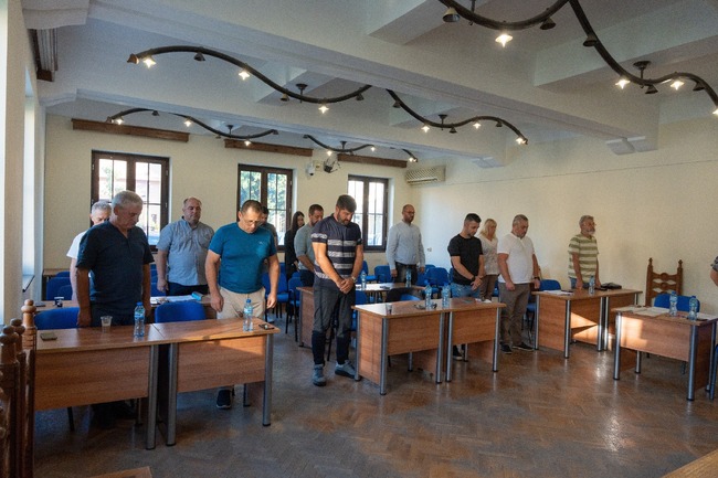 С мълчание в памет на жертвите на наводненията в Царево от 2023 г. започна 25-ото заседание на местния Общински съвет 