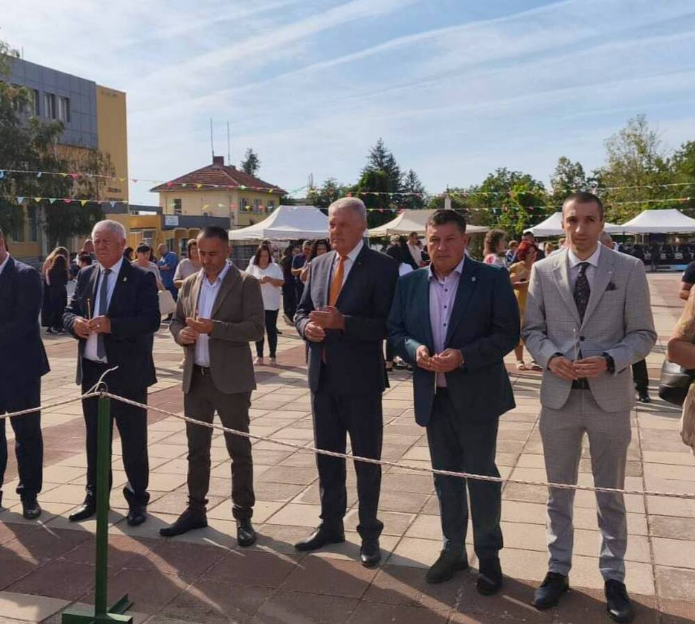 Президентът Румен Радев бе посрещнат от кмета на „ЛЕВИЦАТА!” в Гулянци Лъчезар Яков
