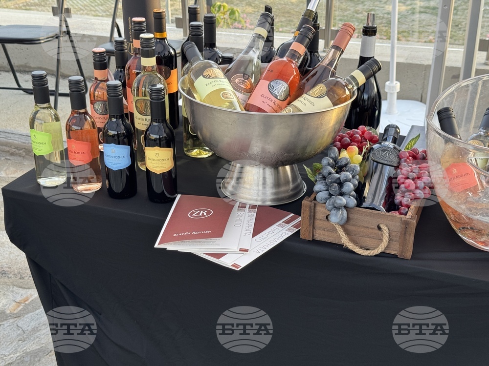 Селекция от вина от различни краища на страната са представени в изложението "Жизнената сила на тракийския еликсир" край Казанлък