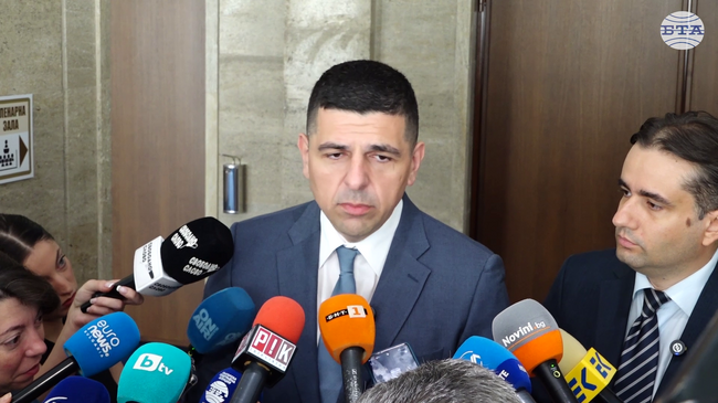 Ние работа в леглото при Борисов и Пеевски нямаме, каза Ивайло Мирчев по повод думите за дясноцентристка кандидатура за президент на Борисов