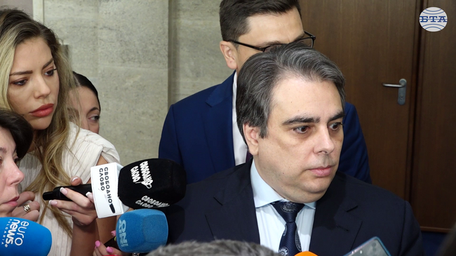 Искаме да излъчим обща кандидатура за президент с част от партиите, която да бие кандидатурата на ГЕРБ, а не да е обща с ГЕРБ, каза Асен Василев