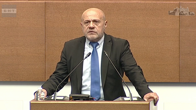 Институциите ще изпълнят ангажимента си, но те трудно могат да преодолеят дефицитите в обществото, каза Томислав Дончев в парламента