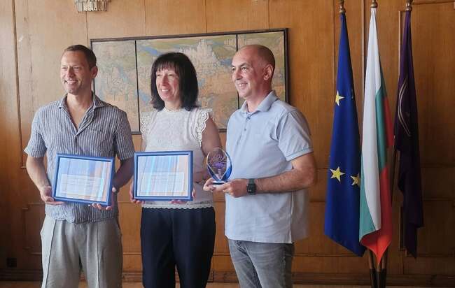 Певецът Орлин Павлов получи отличия за родителите си, участвали в първото представление на фестивала „Сцена на вековете“ във Велико Търново