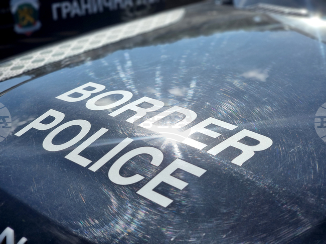 За два дни от „Гранична полиция" са задържали на българо-турската граница чужди гражданки с фалшиви документи и чужденец, укрит в автомобил