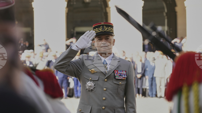 И Франция изпраща военни в Гренландия