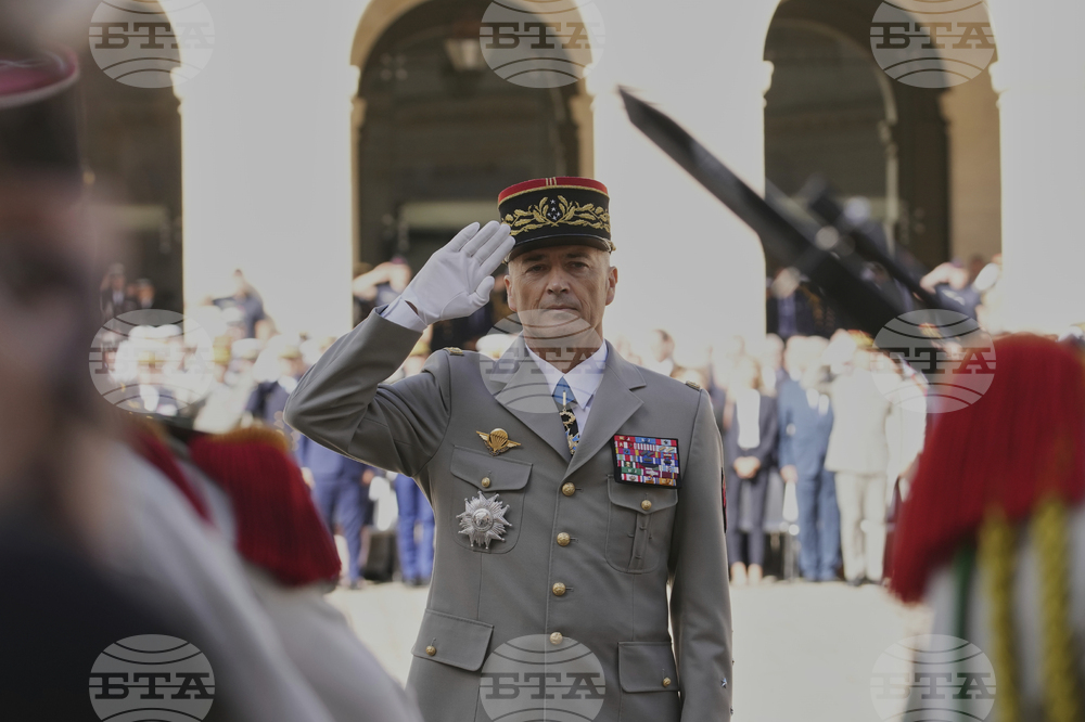 И Франция изпраща военни в Гренландия