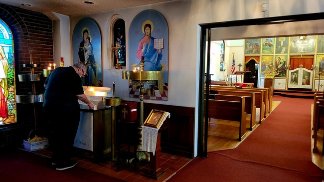 Представители на българската общност участваха в есенно почистване на църквата „Света Троица“ в Мадисън, Илинойс 