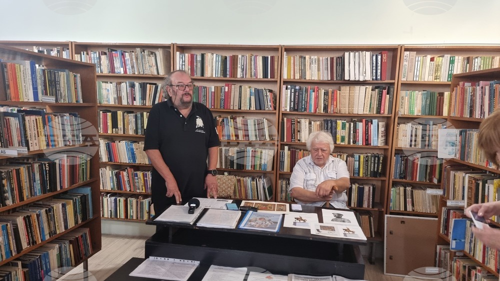 Писателят Георги Казанджиев дари част от архива си на библиотеката на Народно читалище "Йордан Йовков - 1870" в Добрич