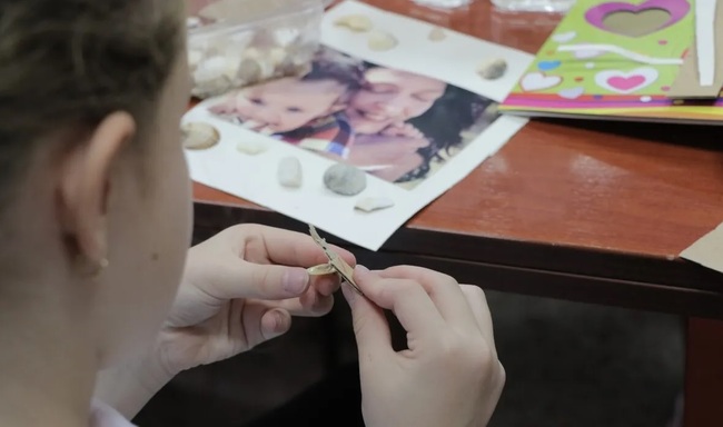 Изложба на творби от работилницата „Библиолето“ ще бъде показана днес в царибродската библиотека