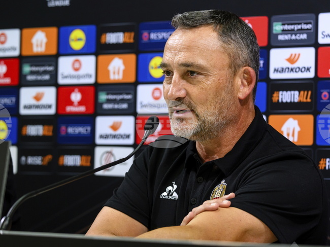 Треньорът на Ница подписа нов договор