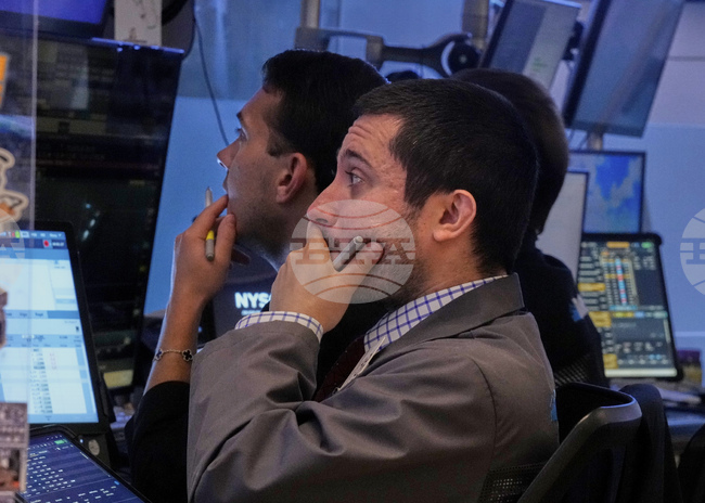 Уолстрийт започна днешната търговия с леки повишения преди обявяването на данните за потребителските настроения в САЩ