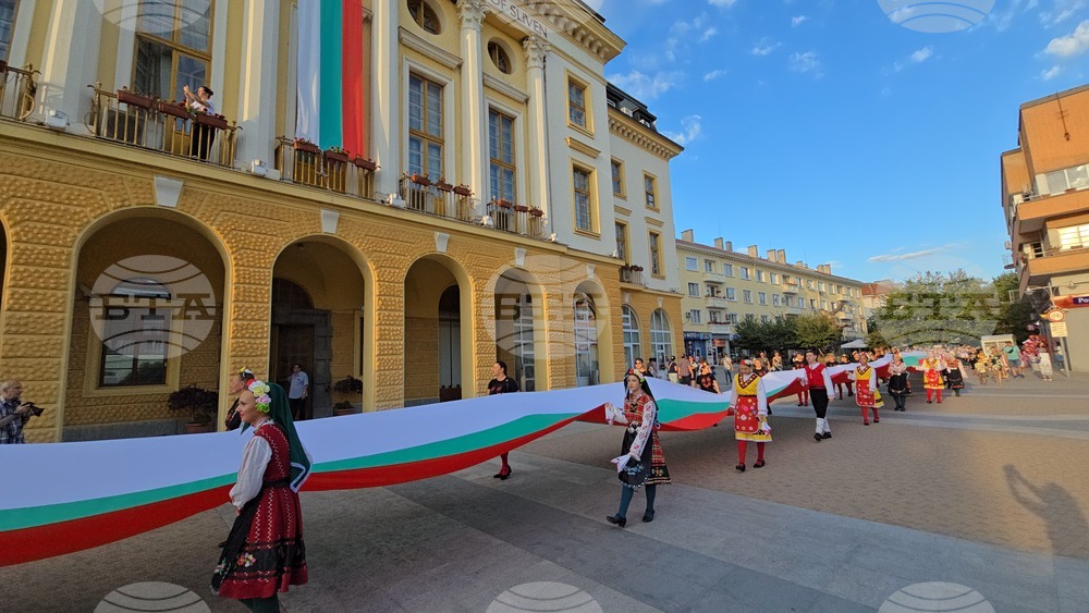 С шествие със 140-метрово българско знаме Сливен отбеляза годишнината от Съединението