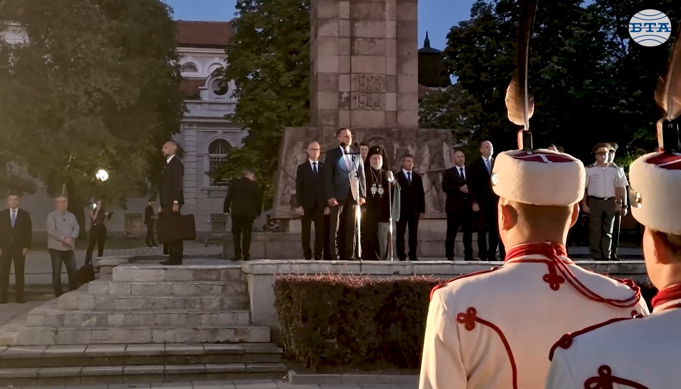 Нека пазим заветите на славните ни предци и нека помним, че само единни можем да вървим напред, каза на празника на Чирпан кметът Ивайло Крачолов Нека пазим заветите на славните ни предци и нека помним, че само единни можем да вървим напред, каза на празника на Чирпан кметът Ивайло Крачолов