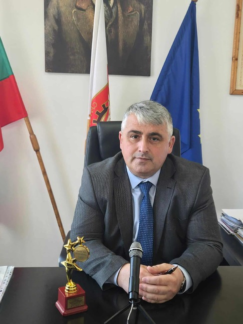 Целта ни е Опака да се превърне в град на възможностите, каза в празничния ден кметът Гюнер Ашимов 